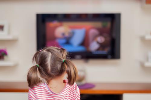 Une petite fille regarde la télévision