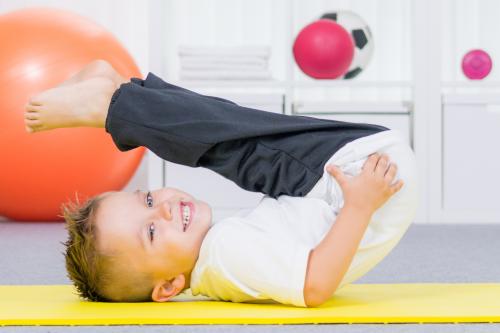 Un petit garçon en train de faire de la gym