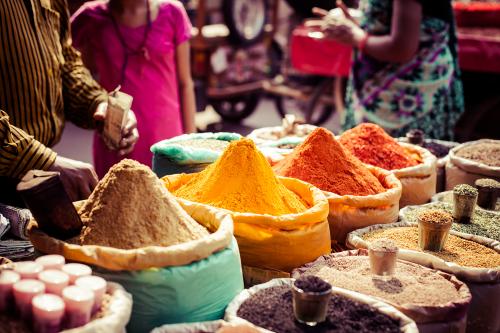Un marché aux épices en Inde