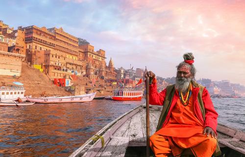 Un homme sur un bateau en Inde