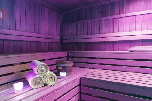 Sauna baigné de violet