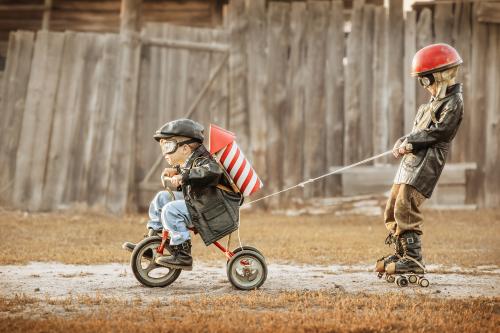 Des enfants font un jeu de rôle