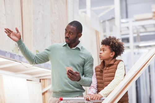 Un père montre à son fils différents matériaux