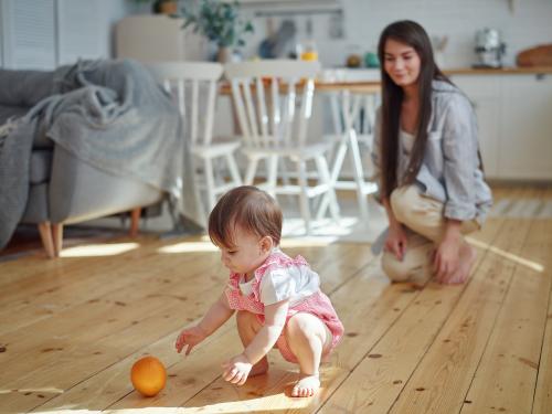 Une mère regarde son enfant jouer