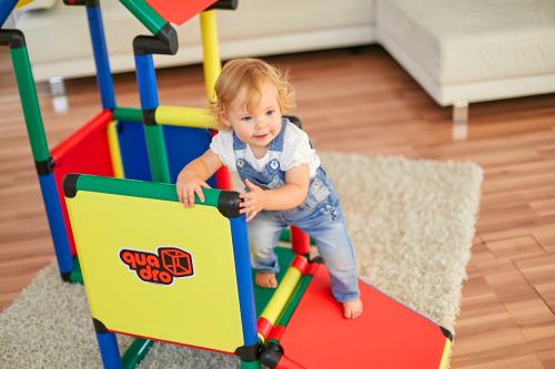 Un enfant grimpe sur une structure QUADRO