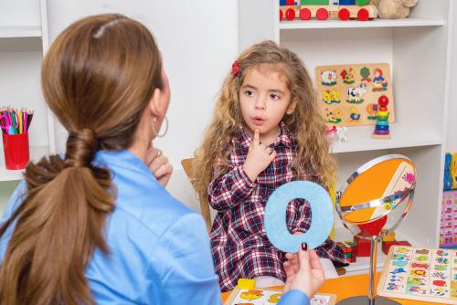 Une petite fille apprend à prononcer