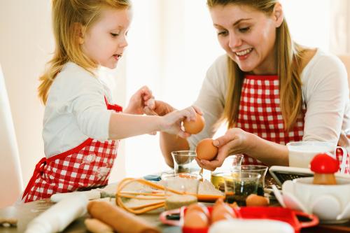 Un enfant aide à faire la cuisine