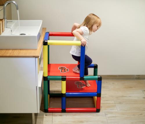 Une petite fille descend d’une tour d’apprentissage