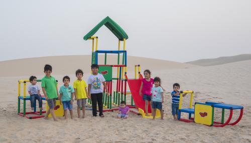 Des enfants devant une structure d’escalade QUADRO