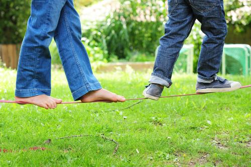 Des enfants sur une slackline