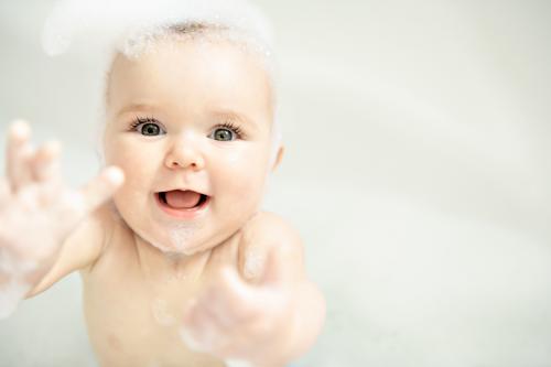 Un enfant avec de la mousse sur la tête