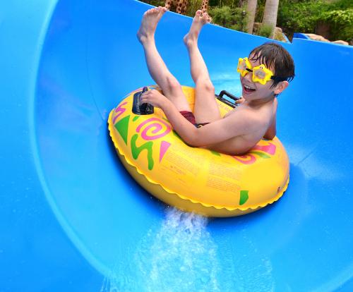 Un enfant dans un toboggan géant