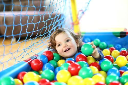 Un enfant dans une piscine à balles