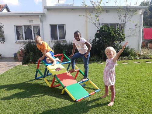 Des enfants sur une structure d’escalade QUADRO