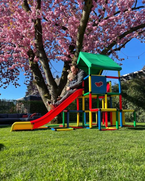 Un papa et son enfant sur un toboggan QUADRO