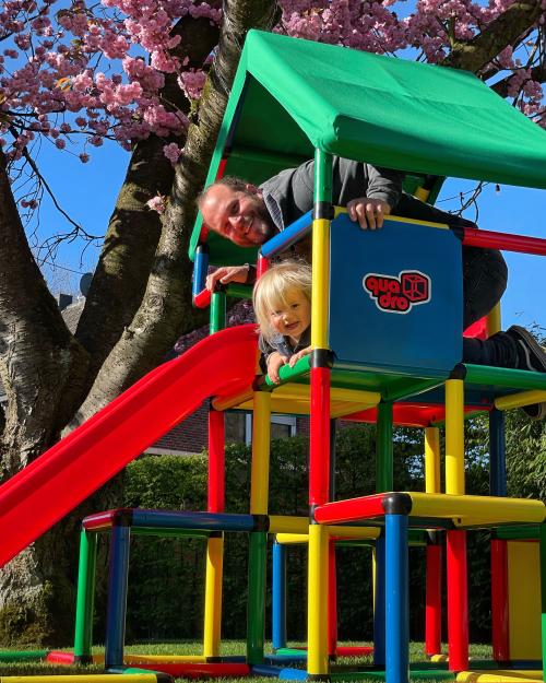 Un papa et son enfant sur un toboggan QUADRO