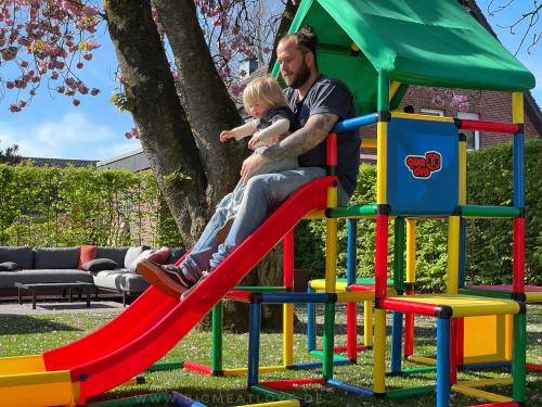 Un papa et son enfant sur un toboggan QUADRO