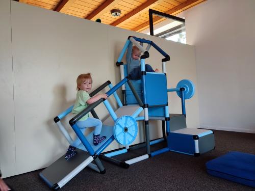 Two children climbing a QUADRO structure