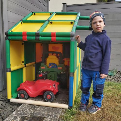 The boy in front of a QUADRO garage