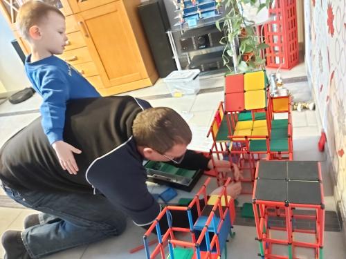 Father and son building with miniQUADRO