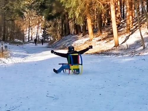 Le pilote sur sa luge QUADRO franchit l’arrivée