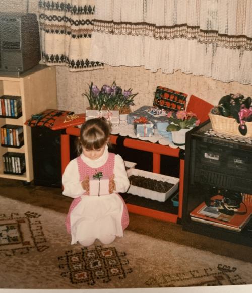 Fille déballant ses cadeaux de Noël