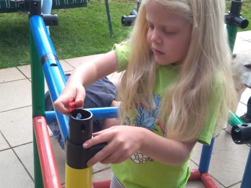 Une petite fille en train d’assembler des pièces QUADRO