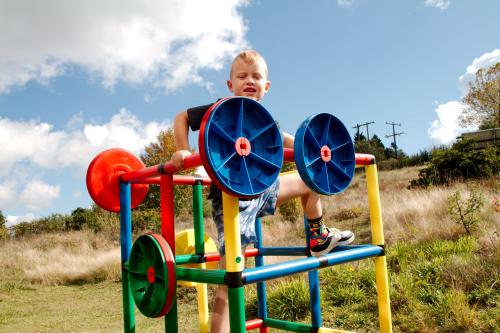 Children climbing on a QUADRO jungle gym