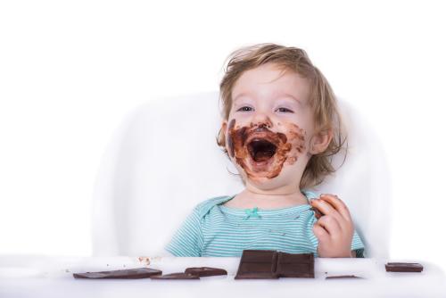 Kind mit Schokolade um den Mund